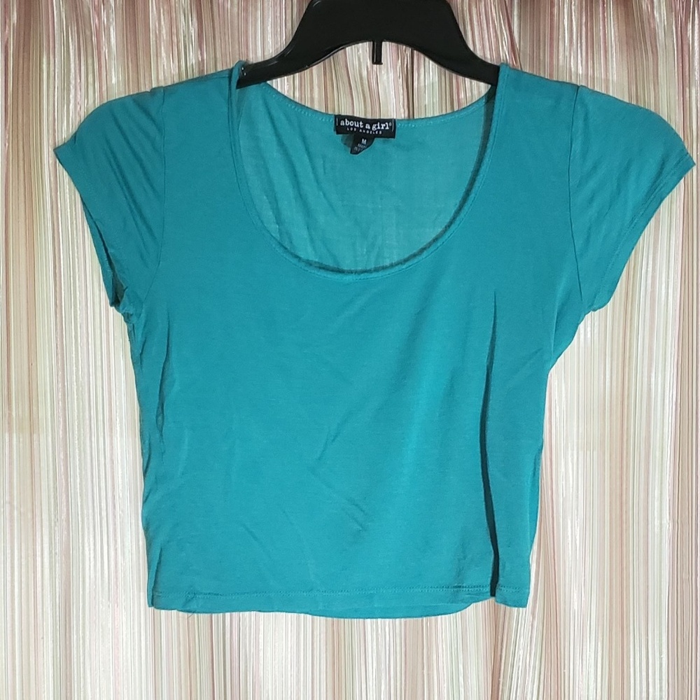 About A Girl Los Angles Basic Crop Tee Blouse   M